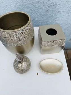 Bathroom accessory set
