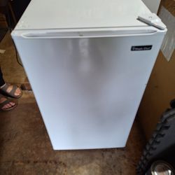 Magic Chef 3.2 Cubic Foot Mini Refrigerator 