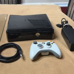Microsoft Xbox 360 Slim 4GB Black System 1439 w/ Controller & Cords Tested 