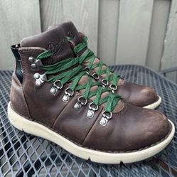 Leather Danner boots GoreTex waterproof w Vibram sole men's size 7 women's 8.5.