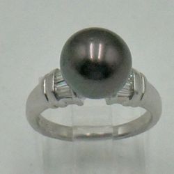900 platinum fashion ring with black pearl 10.5mm ( some blemish on a pearl )  and 8 baguette diamonds 0.33pts 9.9 grams size 7. mint condition.