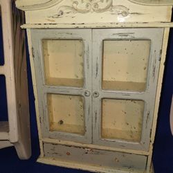 Small Cabinet That Hangs On Wall .Pick Up In Selden.NY.
