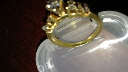 Ladies 18k gold . And dimond ring