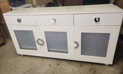 White glossy tv stand