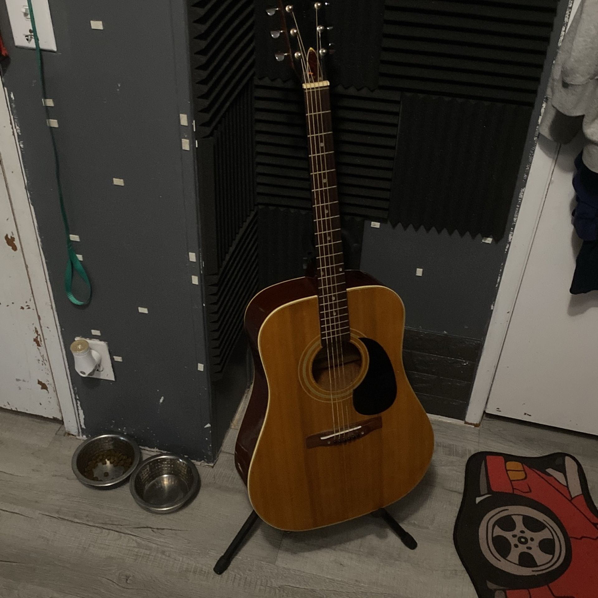 Hondo 6 String Guitar