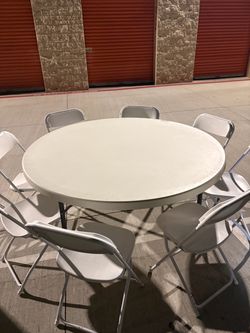 round tables and chairs