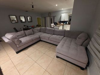 Rooms to Go Cindy Crawford Secriinal couch