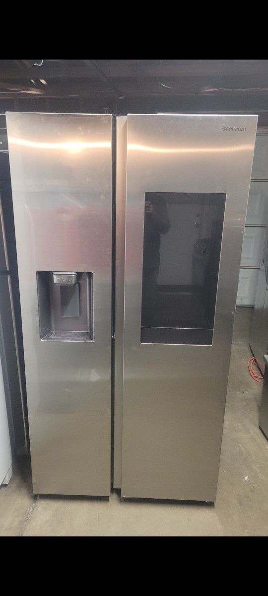 SAMSUNG SMART HUB REFRIGERATOR WORKS GREAT CAN DELIVER