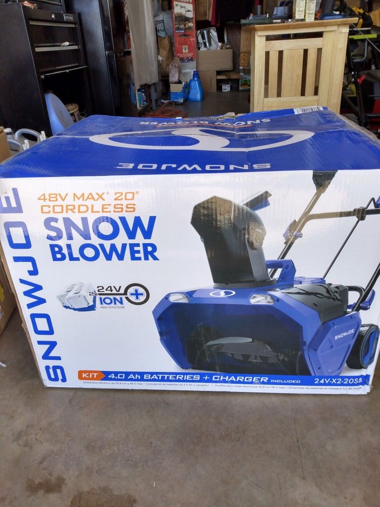 New Snow Blower 48 V Max 20" Cordless 2 Batteries And Charger Included Price$349 Asking $180 Sell Or Trade Habló Español 