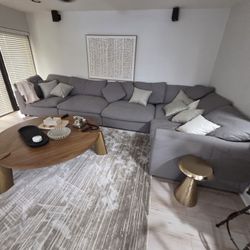 Beautiful New outrageous, comfortable, durable.
Living room.
Complete set