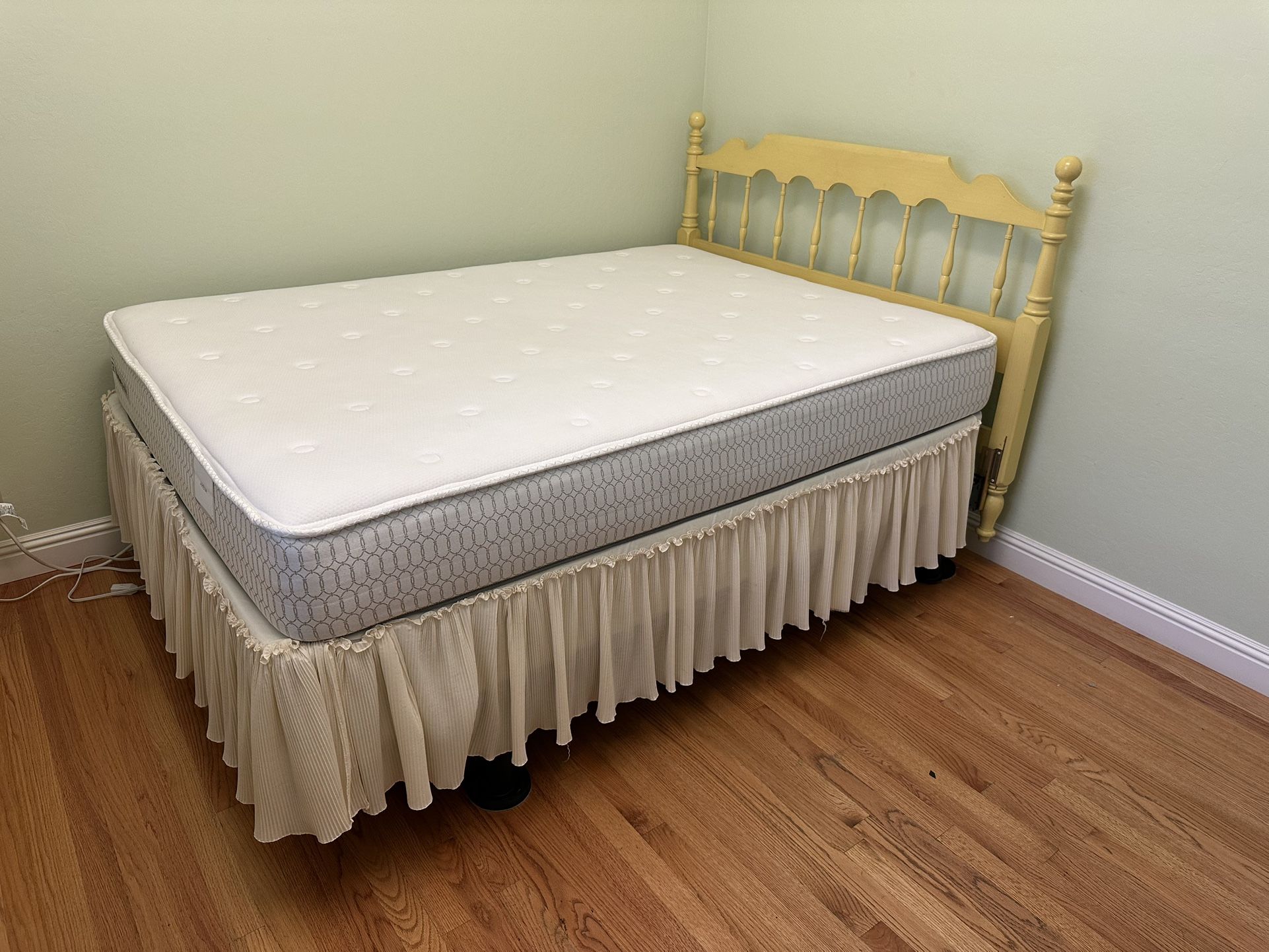 Full size bed with clean mattress/ cama tamaño matrimonial con colchón limpio