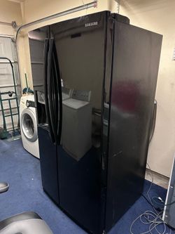 Samsung side by side refrigerator (works good)