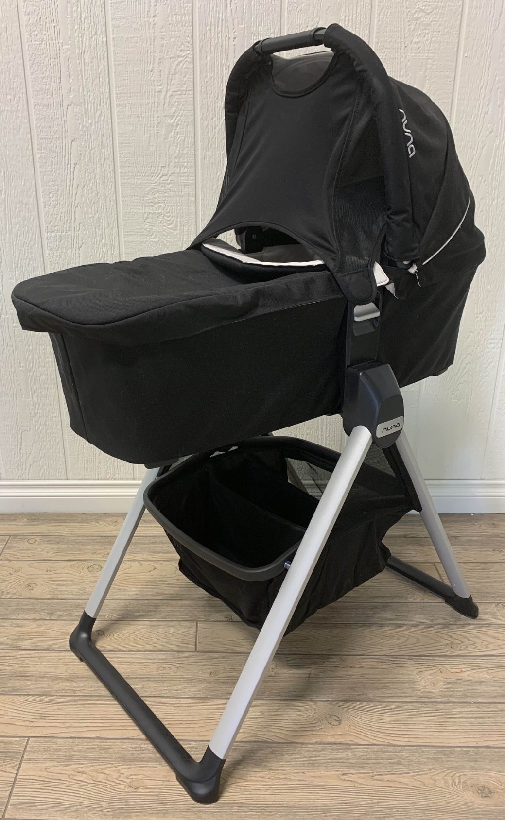 Nuna Mixx Bassinet And Stand
