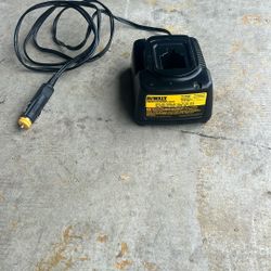 Dewalt 18 bolt car charger in excellent condition don’t need it
