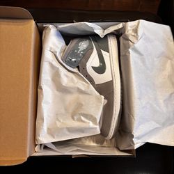 Men's AIR JORDAN 1 MID SE WHITE/COOL GREY-MEDIUM GREY Size 12, 12.5 