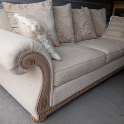 Beautiful Clean 97" Sofa, Thomasville, 6 Accent Pillows. Ornate Wood Trim 
