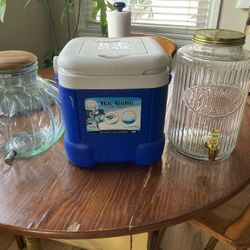 Cooler Igloo and 2 Water Dispensers