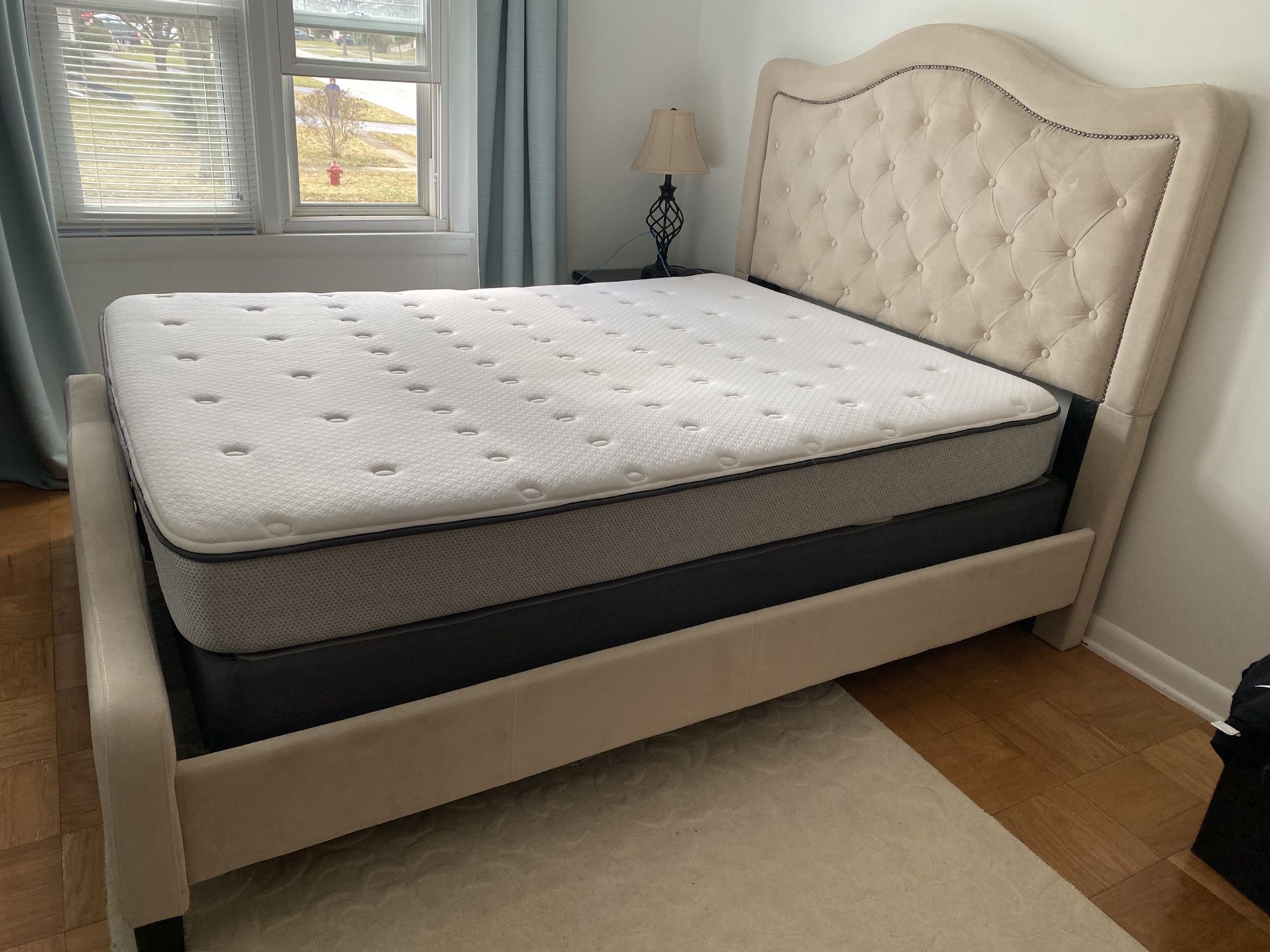 Queen size bed + mattress + box spring
