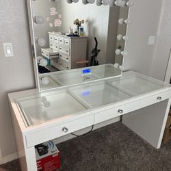 Vanity Table With Mirror And Lights