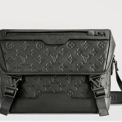 New Unisex  Premium Leather Crossbody Bag With Dustbag 