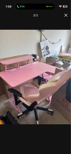 Gaming desk and chair like new