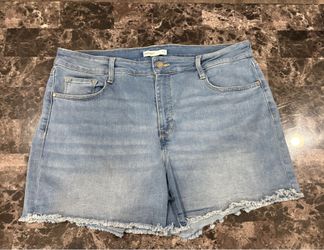 Nine West Distressed Light Wash Denim Shorts - Size 14