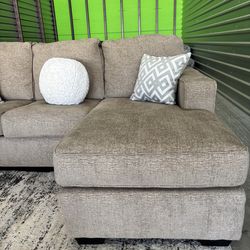 Like new Ashley furniture sectional sofa couch (Delivery AVAILABLE)