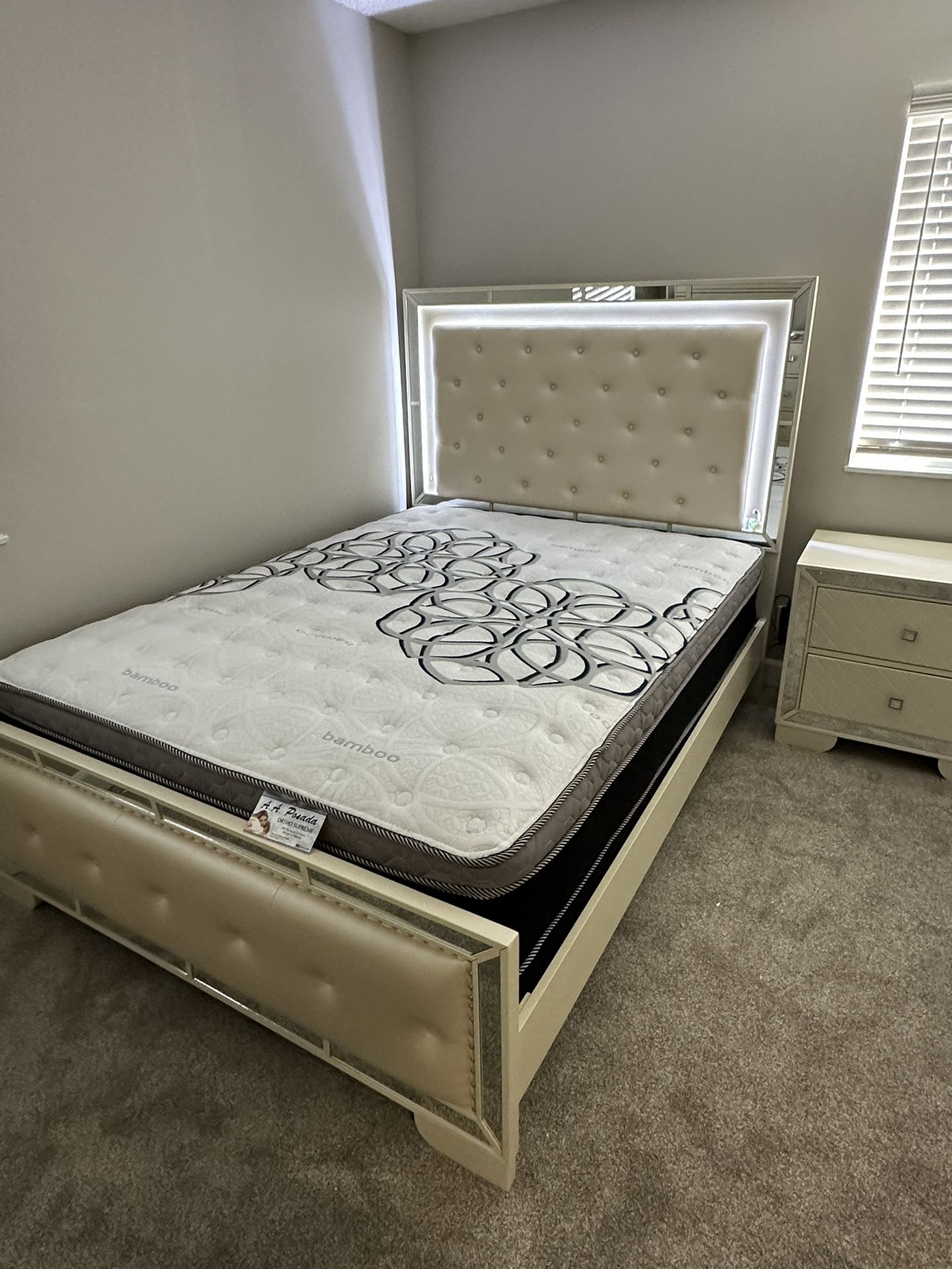 Bed frame queen size Bed frame with led Queen size bed frame mattress included New bed frame New mattress Cama tamaño queen / Colchon Incluido