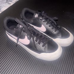 Black Nikes Women's 9