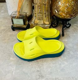 Hoka One One Ora Recovery Flip Flop Thong Sandals Unisex, Yellow/Blue Size M7 W9