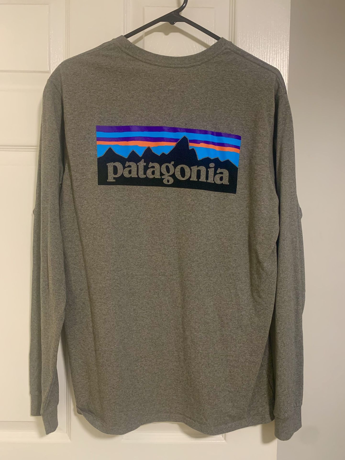 Men’s Patagonia Long Sleeve T-shirt in Like New Condition Sz. M