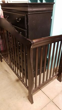 Convertible baby crib/toddler bed