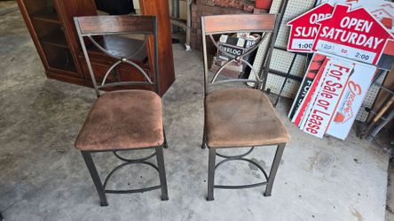 2 Bar Stools (Brown)