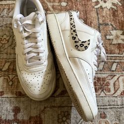 Women’s 10 Nike shoes