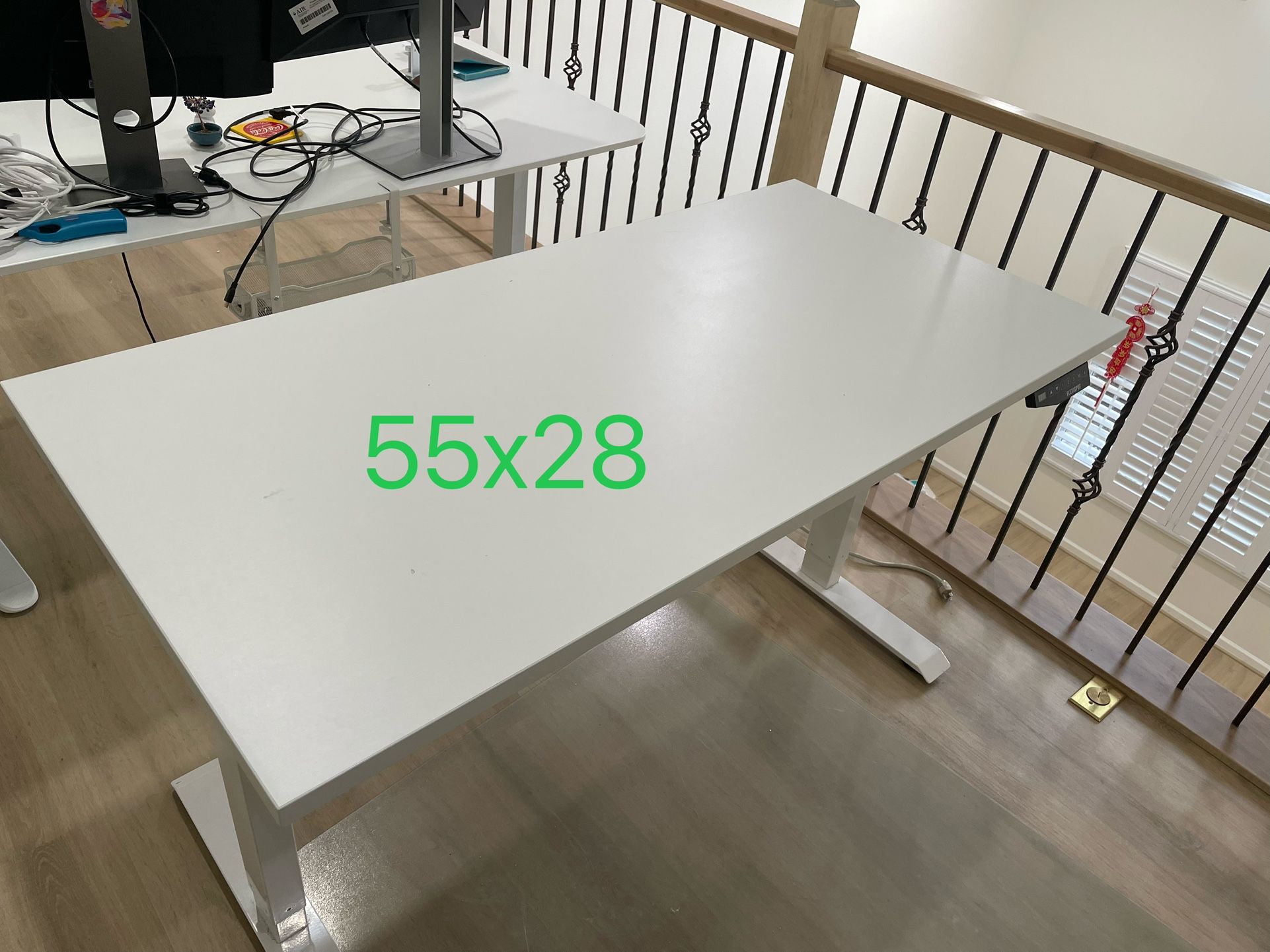 Electric adjustable standing desk