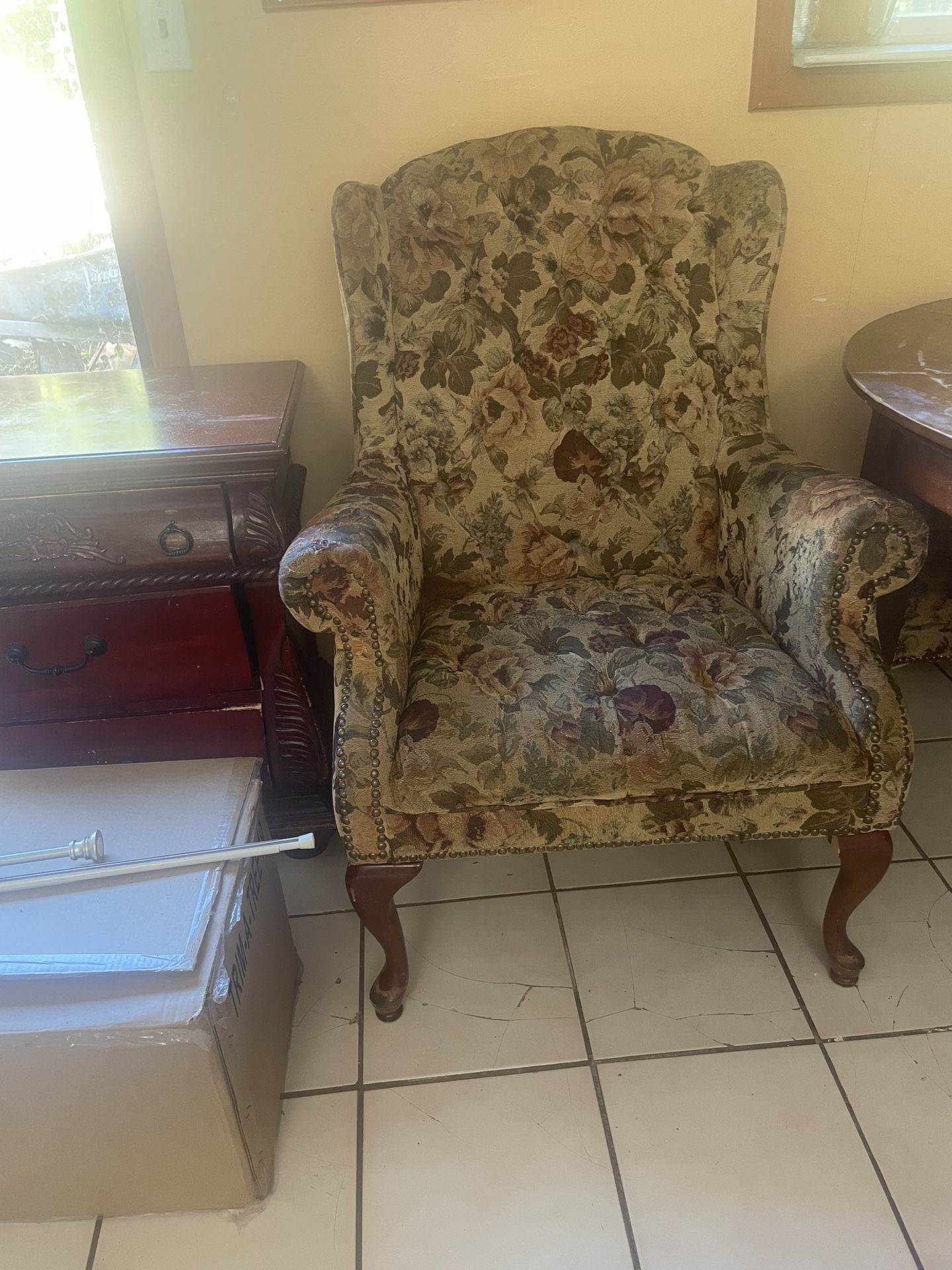 Free Arm Chair W/ottoman