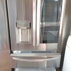 LG 4 DOOR STAINLESS STEEL REFRIGERATOR WITH WATER AND ICE DISPENSER EVERYTHING WORKS PERFECT WITH WARRANTY IF ANY ONE IS INTERESTED MESSAGE ME 