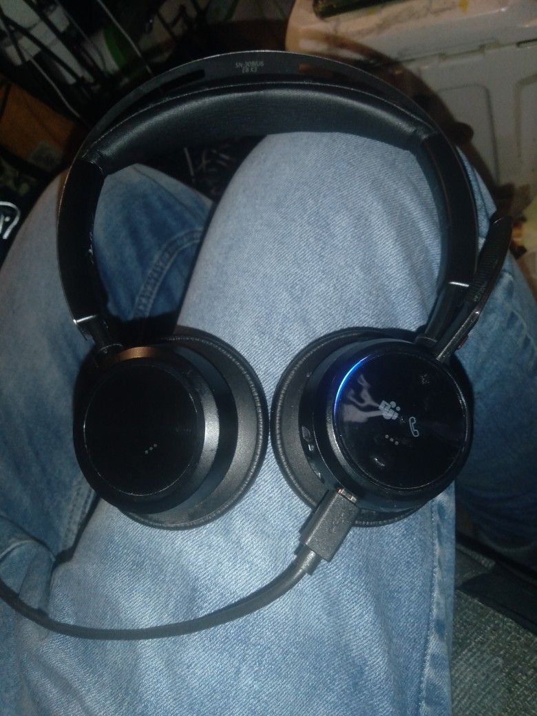 Poly Voyager Focus 2 Headphonea