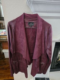 The WORTHINGTON Size XL Burgundy Faux Suede Moto Style Cascading Jacket is a stylish and versatile addition to any woman's wardrobe. This short-length