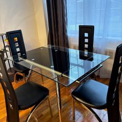 Modern Glass Extendable Dining Table – Seats 4–6