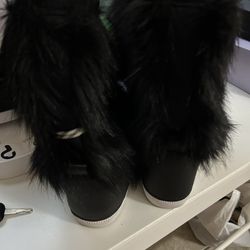 Women’s Black Fluffy Snow Boots 