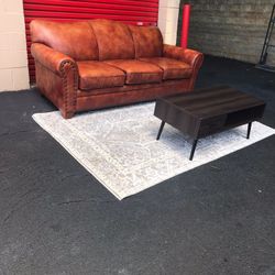 Used leather sofá, coffee table And Area Rug. 