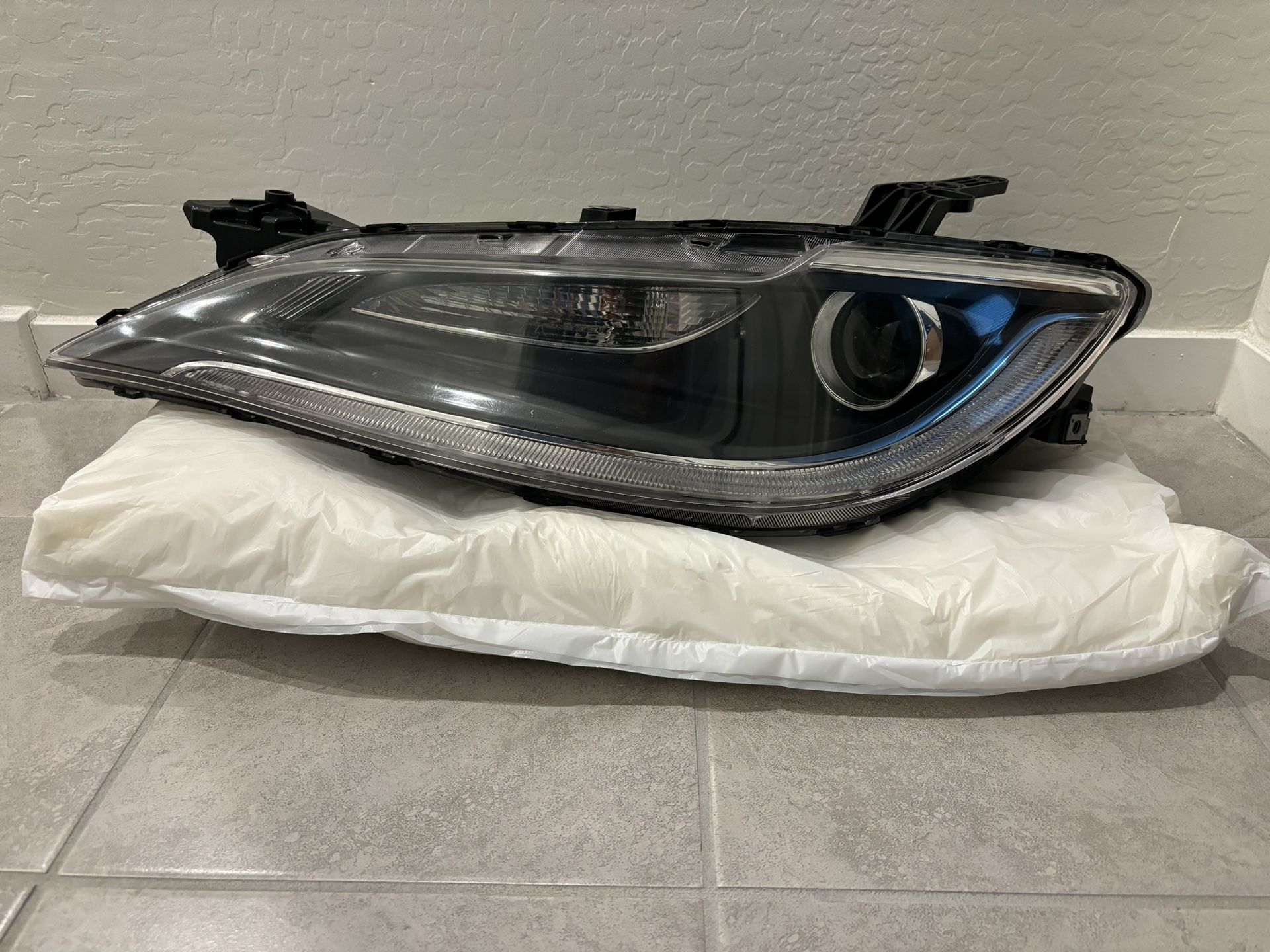 Right Headlight 2015–2017 Chrysler 200 Halogen LED DRL Chrome Trim OEM Read description