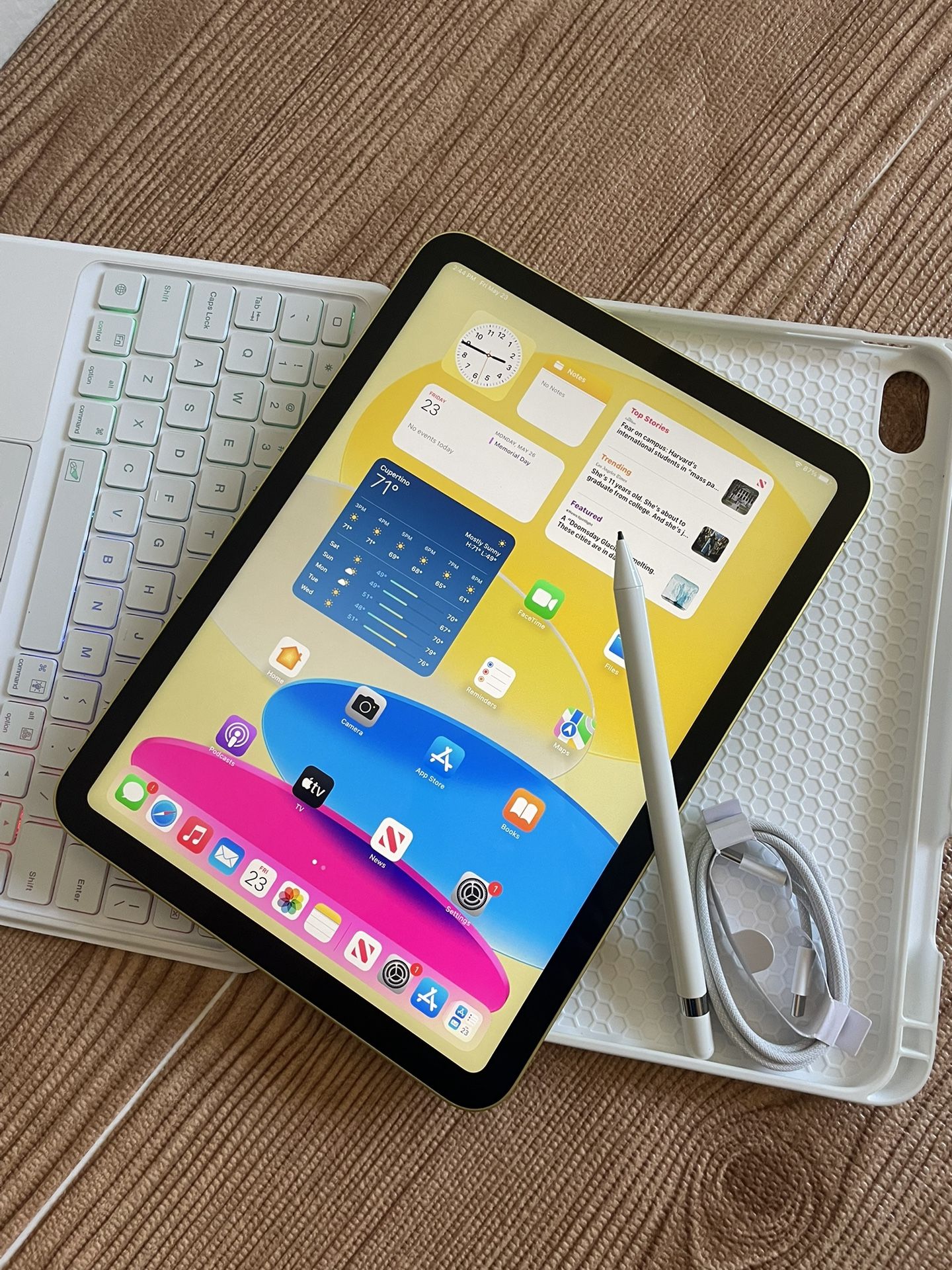 Apple iPad 10th Generation 256GB With Keyboard case and Pencil