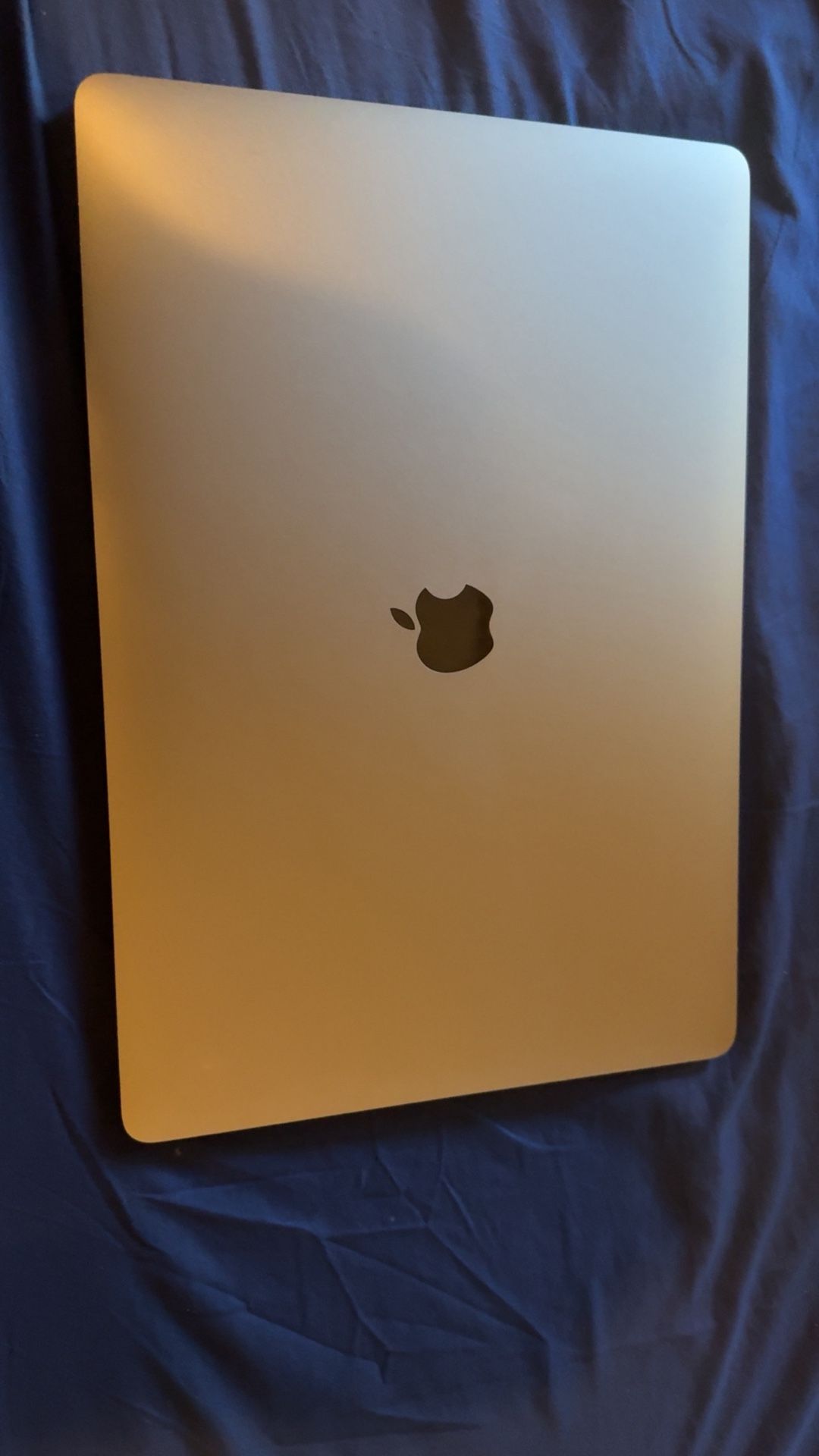 Macbook pro 2018 , touch bar 15inch 32GB .core i7