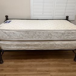 Solid Metal Day Bed With 2 Mattresses (Like New) 🆕 