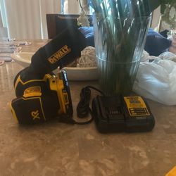 Dewalt 20v xr sander with battery and charger 