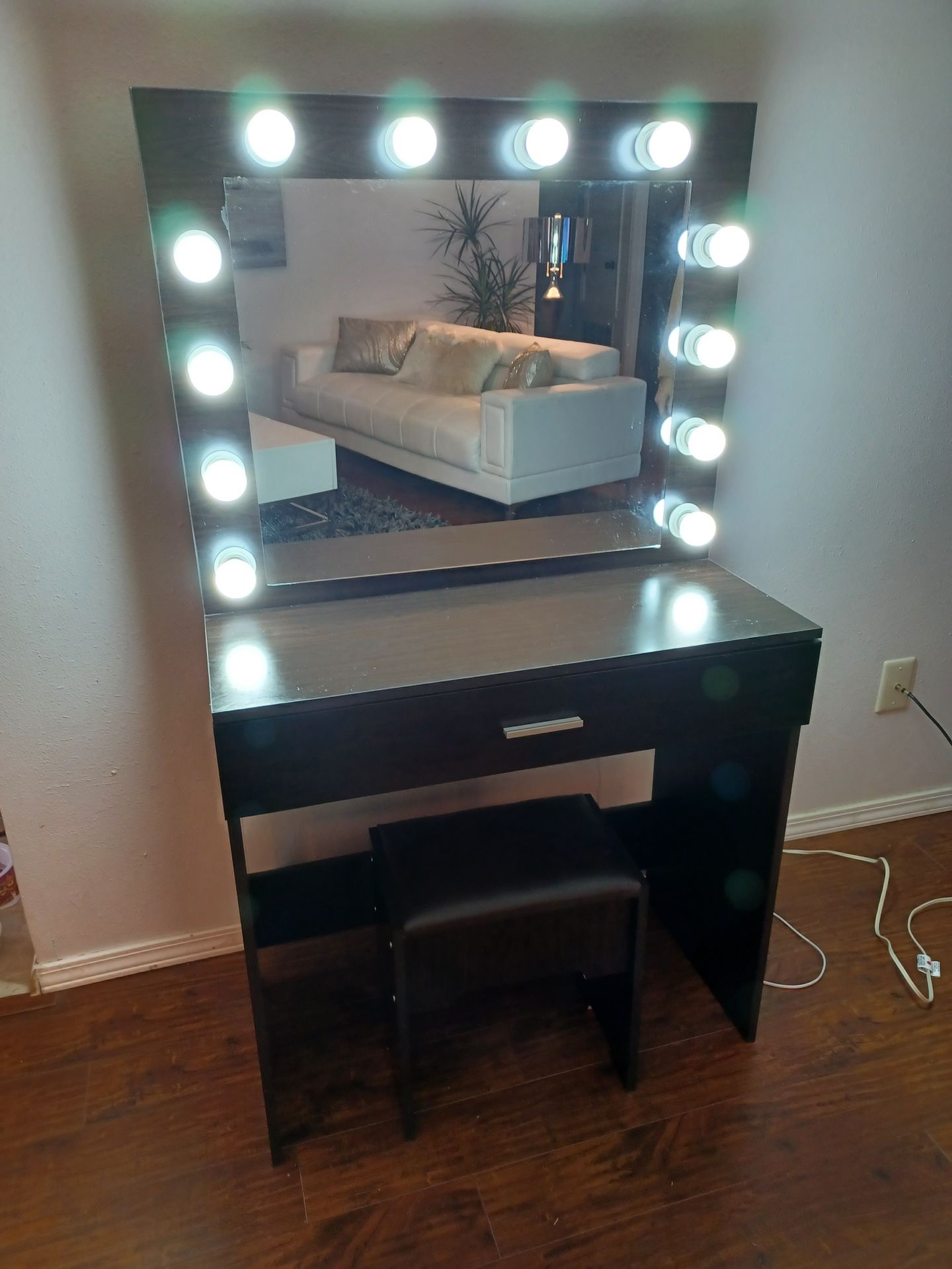 Vanity Desk Set With Lighted Mirror!