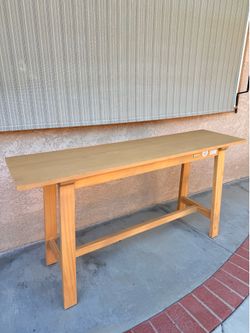 Beautiful entrance table great condition / great shape