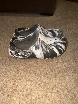 Crocs Womens Black White Swirl Tie Dye Fur Lined Classic Clogs Size 8 Mens 6. Fur is matted see pics